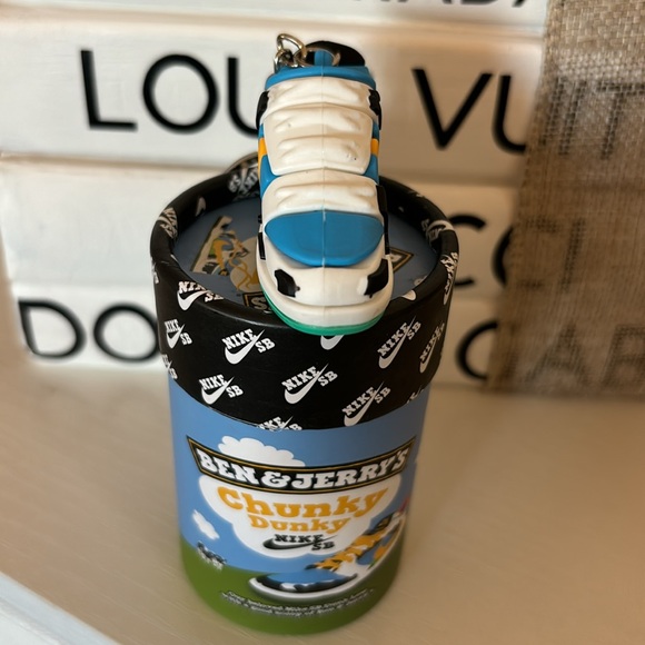 RUBBER KEYCHAIN, COMES WITH BOX - Picture 3 of 3